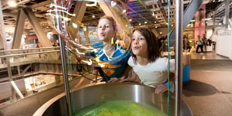 Dzieci tworzą gigantyczne bańki mydlane, jedna z najlepszych atrakcji dla dzieci w Warszawie.