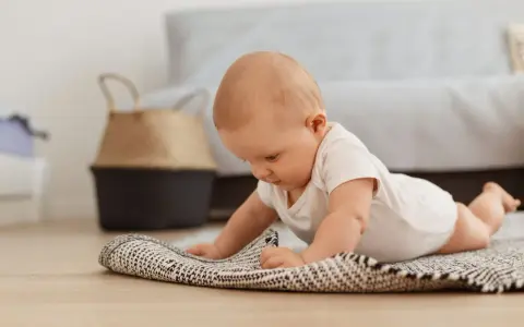 Maluch na brzuchu, ćwiczy wysoki podpór, kiedy odkrywa świat.