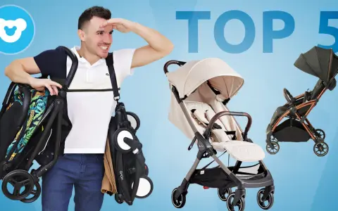 Mężczyzna prezentuje kilka modeli wózków spacerowych, w tym jeden z motywem dżungli. Szuka idealnego, taniego wózka spacerowego.