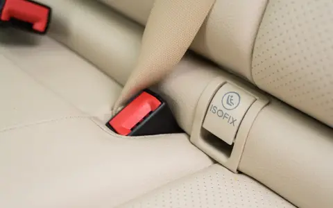 System ISOFIX w samochodzie. Czy baza ISOFIX pasuje do każdego fotelika? Sprawdź, czy Twój fotelik jest kompatybilny.