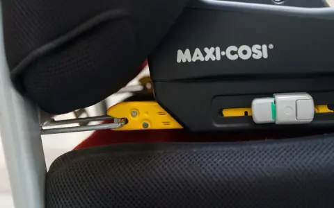 System isofix od kiedy jest dostępny? Widok z bliska na zaczepy fotelika samochodowego Maxi-Cosi wpięte w bazę.